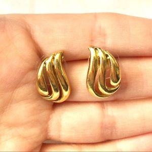 Vintage gold tone teardrop pierced earrings